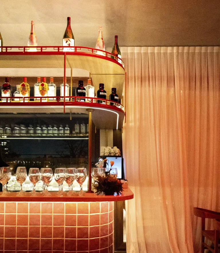 MOTS Catering y Eventos - Mesa de cóctel con bocados gourmet para evento social en Buenos Aires